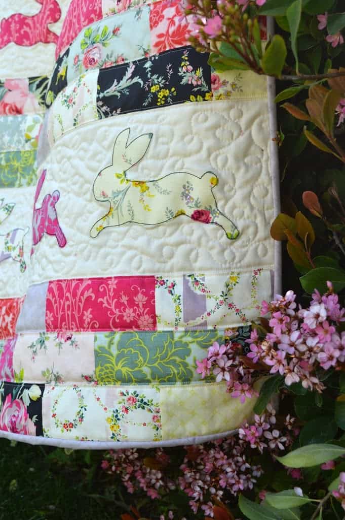 14 FREE Spring Themed Quilt Patterns!I Heart Spring time so much! All the colors in nature make for the happiest quilts! Quilt away those winter blues!